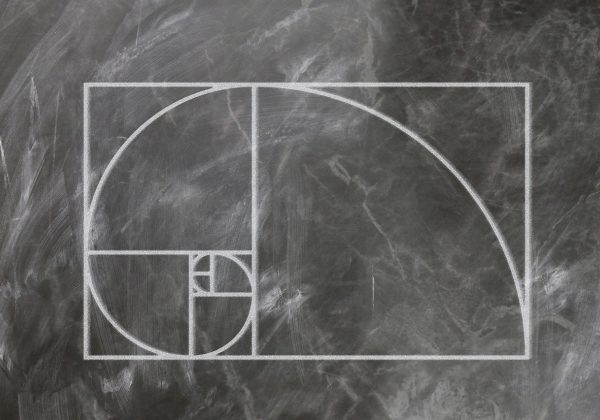 中小学学科网理科编辑在黑板上推演数学公式，粉笔字迹清晰，教室光线明亮的学习场景